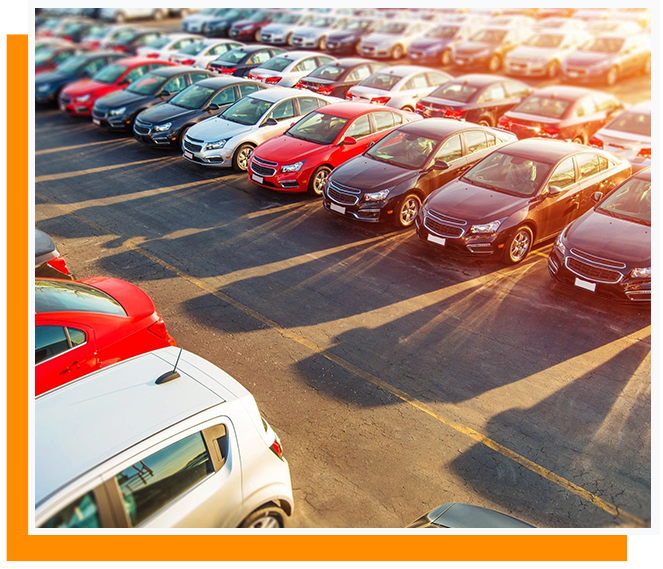 A parking lot filled with lots of cars parked.